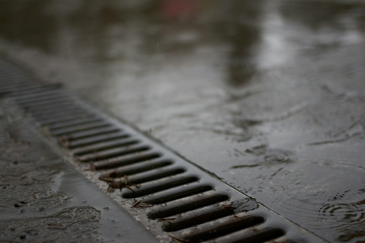 Illustration of a drain rod clearing a blocked pipe