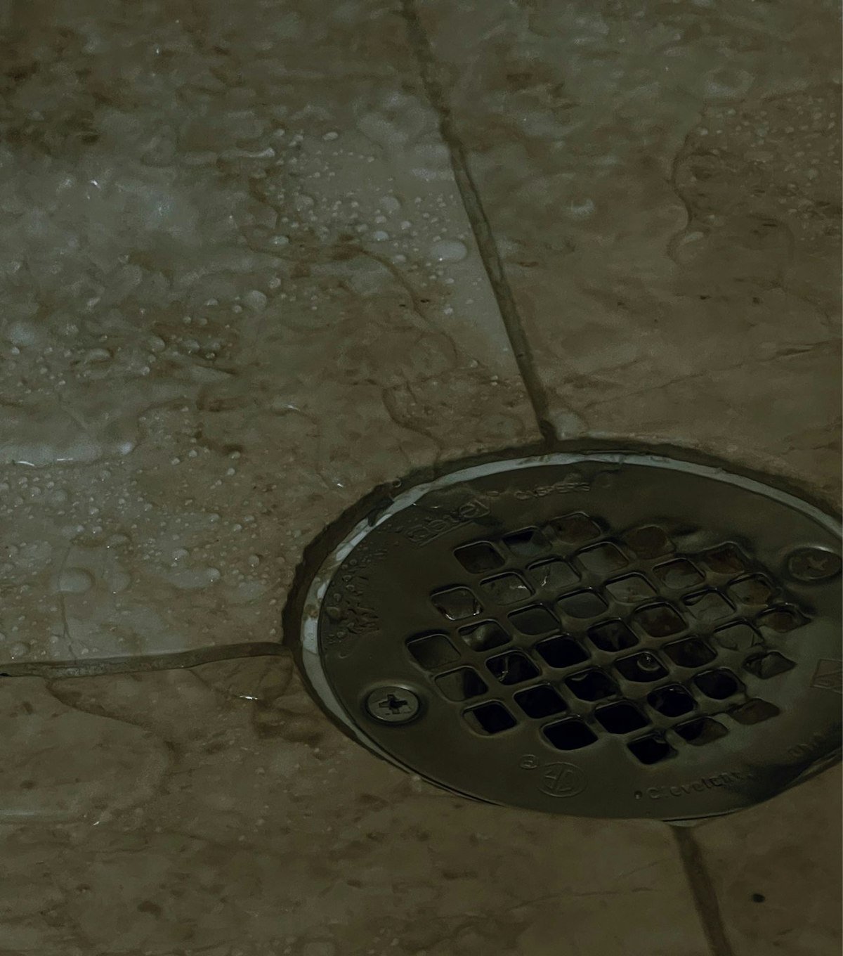 Illustration of a floor trap with water draining freely