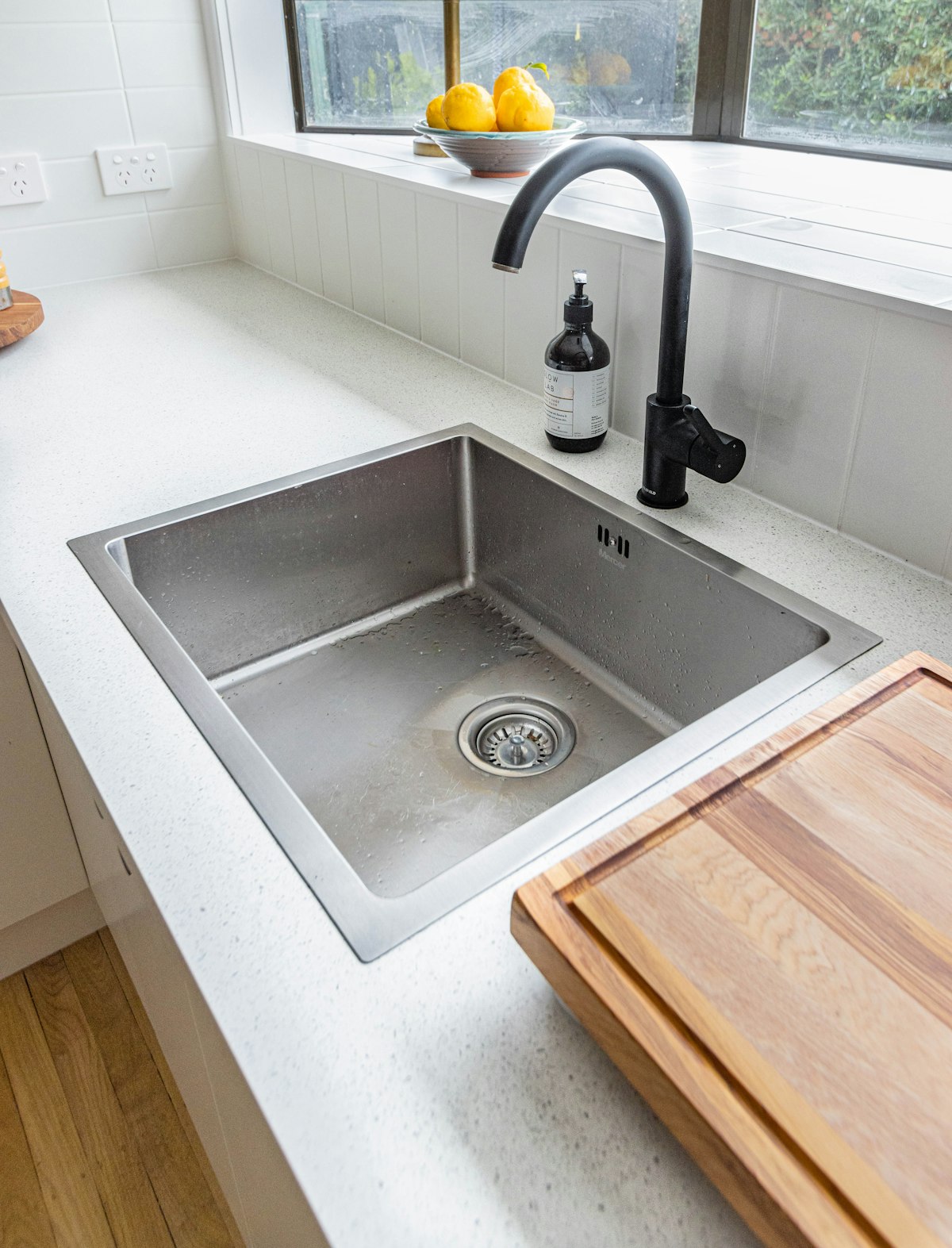 Illustration of a kitchen sink with tap and cabinet